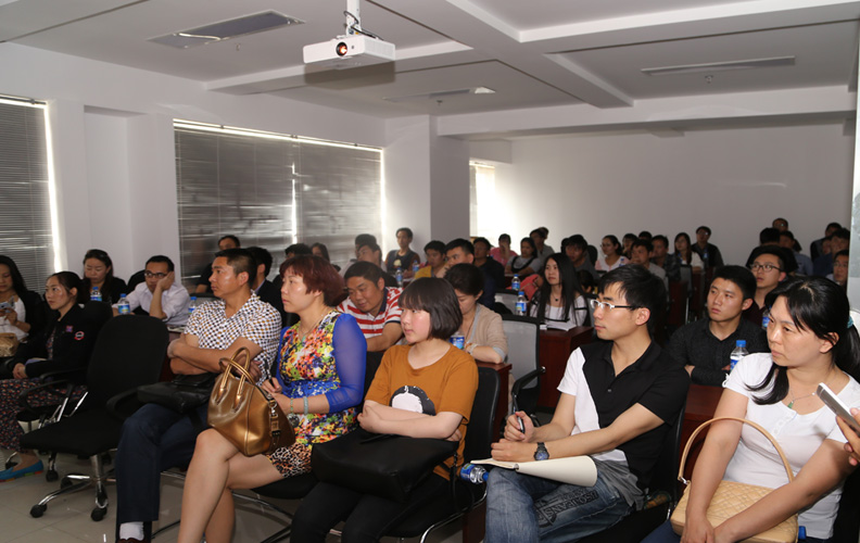 2015年4月18日，云南天度集團天貓淘寶運營(yíng)沙龍在云紡國際商廈A座18樓舉行，全國知名淘寶運營(yíng)人士現場(chǎng)進(jìn)行了分享和講解，數十名淘寶及天貓店主參加了本次沙龍，場(chǎng)面異?；鸨?，連走廊都坐滿(mǎn)了人