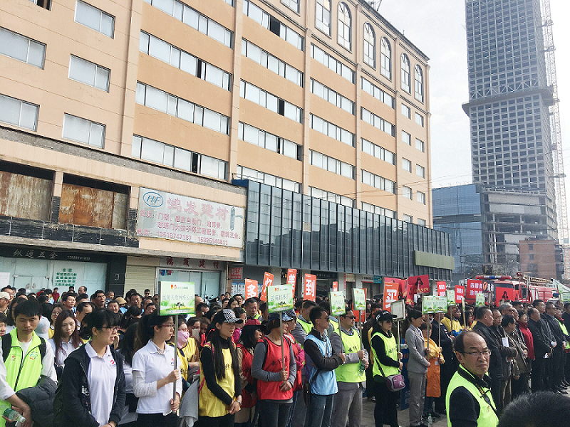 2017年3月5日，是我國第54個(gè)學(xué)雷鋒紀念日。3月份的春天萬(wàn)物復蘇，百花齊放。陽(yáng)光透過(guò)淡薄的云層照耀著(zhù)大地，它的萬(wàn)道金光愉快地普照著(zhù)萬(wàn)物。春風(fēng)拂面,是那么清柔,那么親切,就像是雷鋒的精神一直溫暖著(zhù)、鼓舞著(zhù)我們!